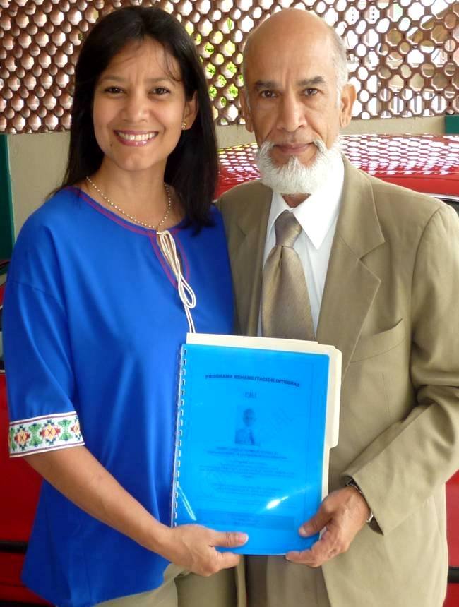 Melba Grullón y Miguel Espaillat, mostrando la síntesis del Programa de Rehabilitación Integral